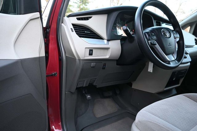 2015 Toyota Sienna 5dr 7-Passenger Van LE FWD Mobility - 22951130 - 29