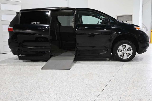 2015 Toyota Sienna 5dr 7-Passenger Van LE FWD Mobility - 23007965 - 16