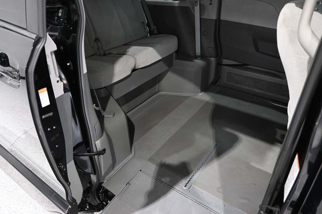2015 Toyota Sienna 5dr 7-Passenger Van LE FWD Mobility - 23007965 - 17