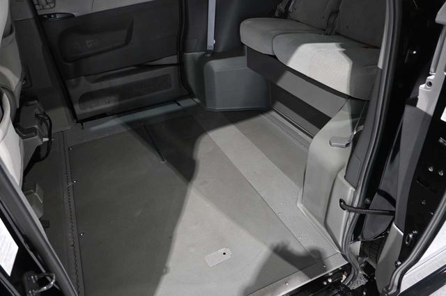 2015 Toyota Sienna 5dr 7-Passenger Van LE FWD Mobility - 23007965 - 30