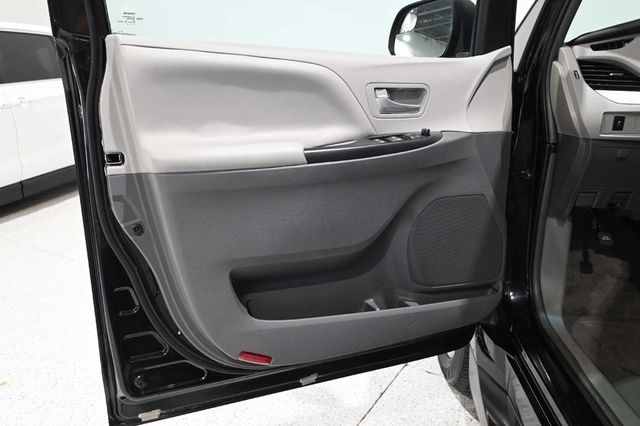 2015 Toyota Sienna 5dr 7-Passenger Van LE FWD Mobility - 23007965 - 32