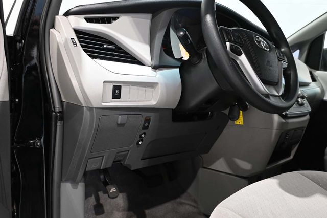 2015 Toyota Sienna 5dr 7-Passenger Van LE FWD Mobility - 23007965 - 33