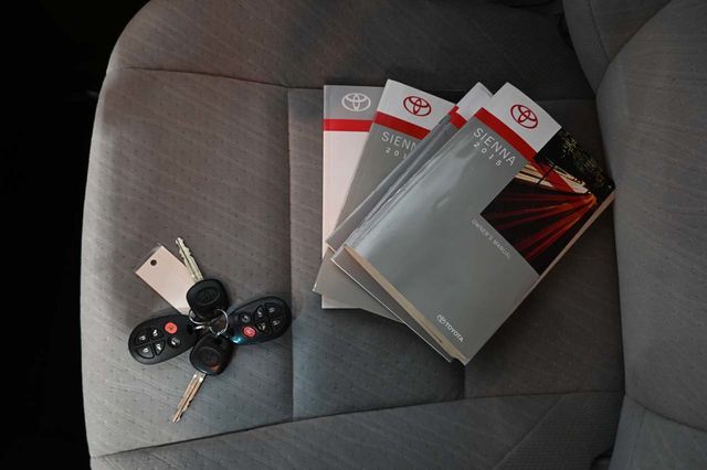 2015 Toyota Sienna 5dr 7-Passenger Van LE FWD Mobility - 23007965 - 38