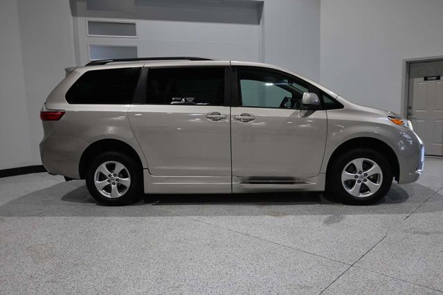 2015 Toyota Sienna 5dr 7-Passenger Van LE FWD Mobility - 23033022 - 4