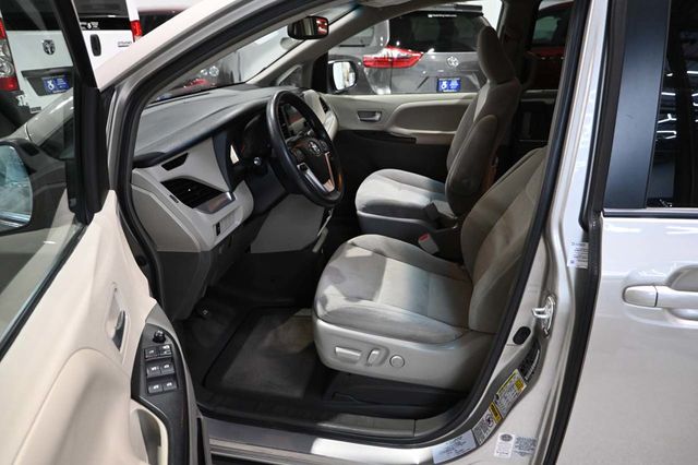 2015 Toyota Sienna 5dr 7-Passenger Van LE FWD Mobility - 23041353 - 12