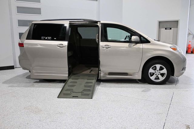 2015 Toyota Sienna 5dr 7-Passenger Van LE FWD Mobility - 23041353 - 16