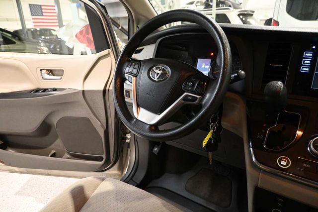 2015 Toyota Sienna 5dr 7-Passenger Van LE FWD Mobility - 23041353 - 25