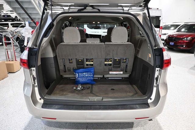 2015 Toyota Sienna 5dr 7-Passenger Van LE FWD Mobility - 23041353 - 26
