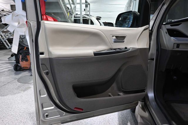 2015 Toyota Sienna 5dr 7-Passenger Van LE FWD Mobility - 23041353 - 31