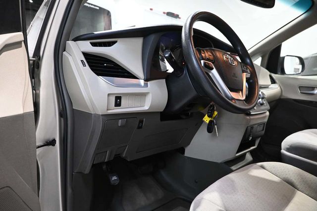 2015 Toyota Sienna 5dr 7-Passenger Van LE FWD Mobility - 23041353 - 32
