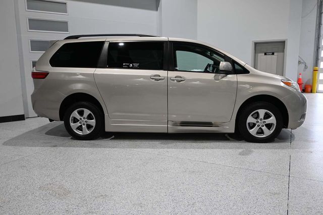 2015 Toyota Sienna 5dr 7-Passenger Van LE FWD Mobility - 23041353 - 4