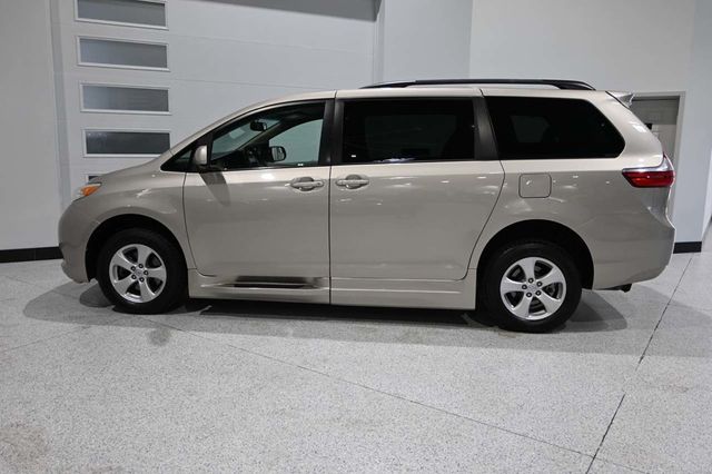 2015 Toyota Sienna 5dr 7-Passenger Van LE FWD Mobility - 23041353 - 8