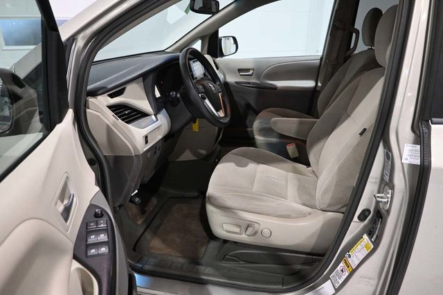 2015 Toyota Sienna 5dr 7-Passenger Van LE FWD Mobility - 23075376 - 12