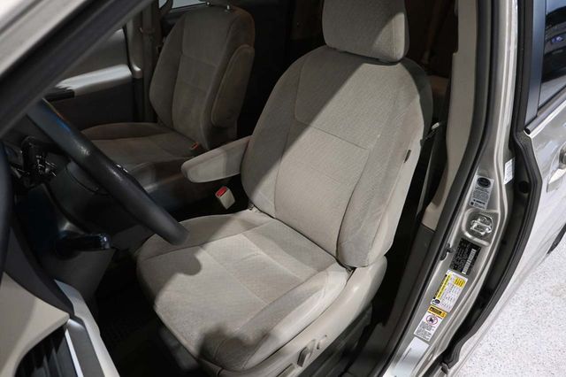 2015 Toyota Sienna 5dr 7-Passenger Van LE FWD Mobility - 23075376 - 13