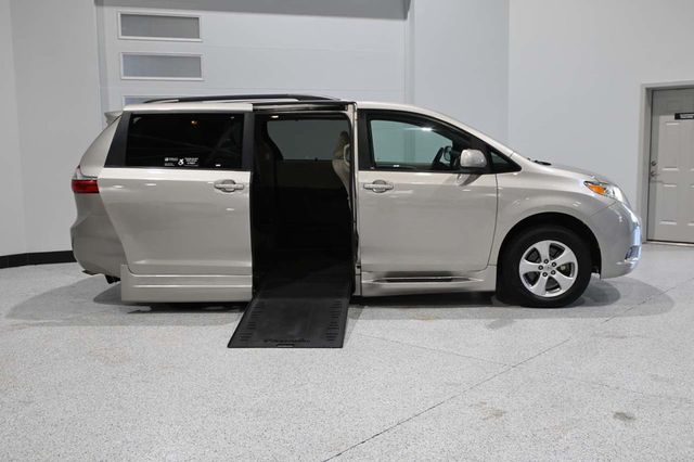 2015 Toyota Sienna 5dr 7-Passenger Van LE FWD Mobility - 23075376 - 16
