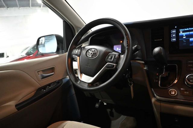 2015 Toyota Sienna 5dr 7-Passenger Van LE FWD Mobility - 23075376 - 23