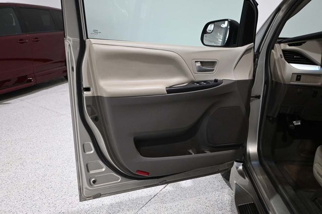 2015 Toyota Sienna 5dr 7-Passenger Van LE FWD Mobility - 23075376 - 29
