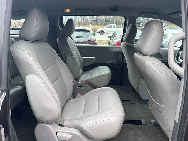 2015 Toyota Sienna 5dr 7-Passenger Van L FWD - 22633954 - 11