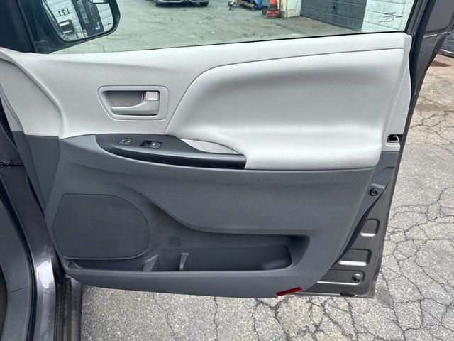 2015 Toyota Sienna 5dr 7-Passenger Van L FWD - 22633954 - 28