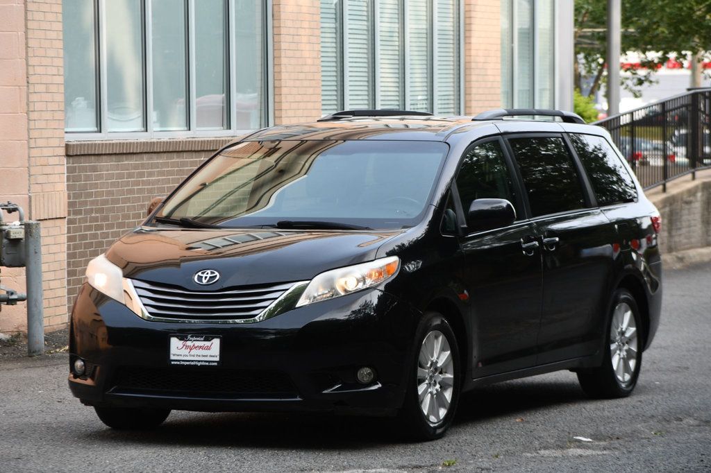 2015 Toyota Sienna XLE photo 3