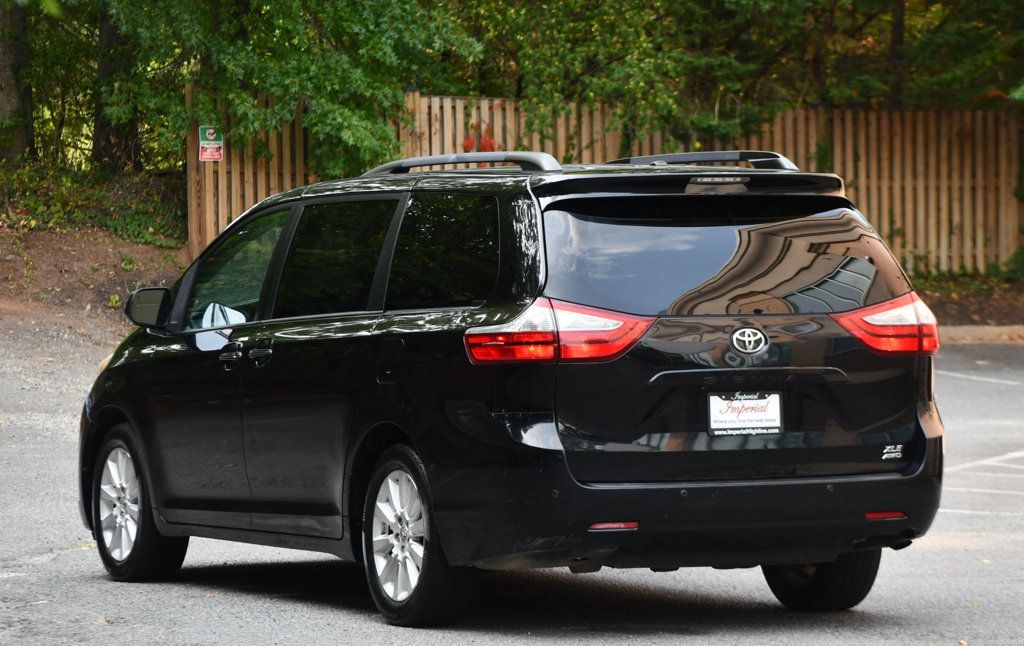 2015 Toyota Sienna XLE photo 4