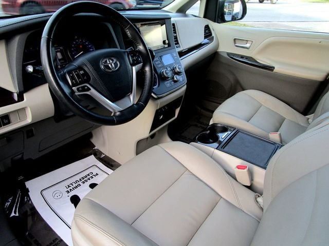 2015 Toyota Sienna XLE photo 13