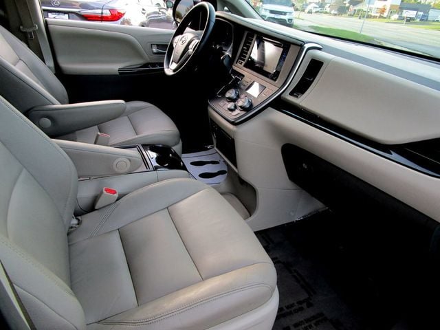 2015 Toyota Sienna XLE photo 14