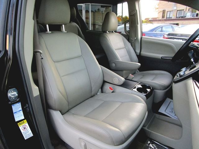 2015 Toyota Sienna XLE photo 16