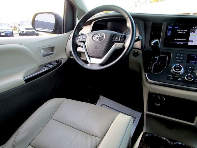 2015 Toyota Sienna XLE photo 23