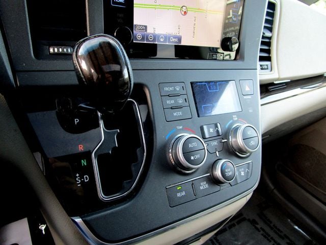 2015 Toyota Sienna XLE photo 25