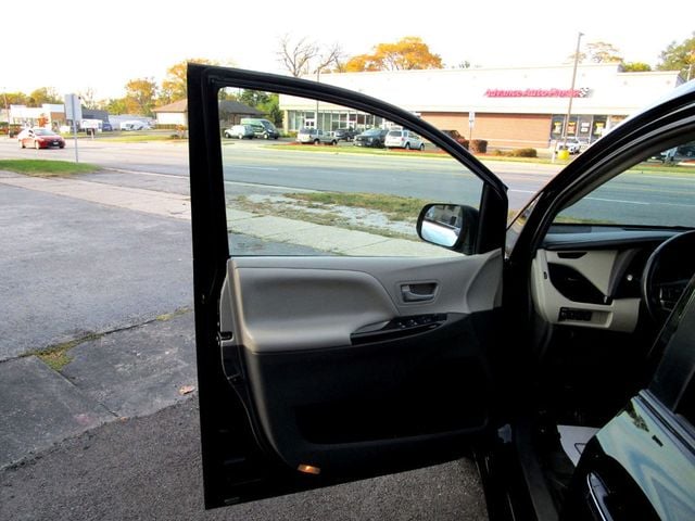 2015 Toyota Sienna XLE photo 34