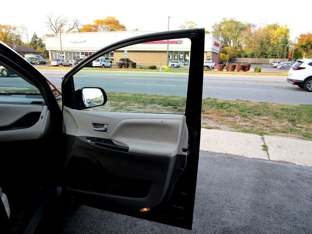 2015 Toyota Sienna XLE photo 35