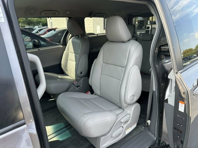 2015 Toyota Sienna 5dr 7-Passenger Van XLE AWD - 23069685 - 18