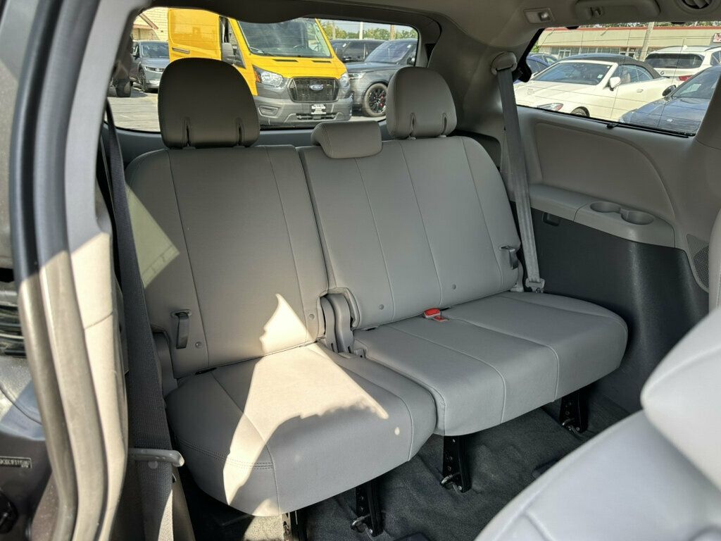 2015 Toyota Sienna 5dr 7-Passenger Van XLE AWD - 23069685 - 22