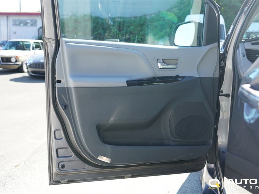 2015 Toyota Sienna 5dr 8-Passenger Van XLE FWD - 22906203 - 9