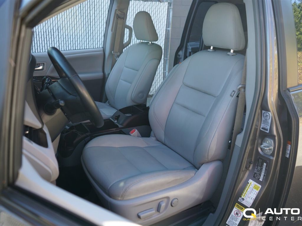 2015 Toyota Sienna 5dr 8-Passenger Van XLE FWD - 22906203 - 11