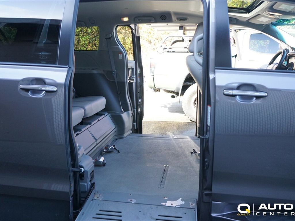 2015 Toyota Sienna 5dr 8-Passenger Van XLE FWD - 22906203 - 28