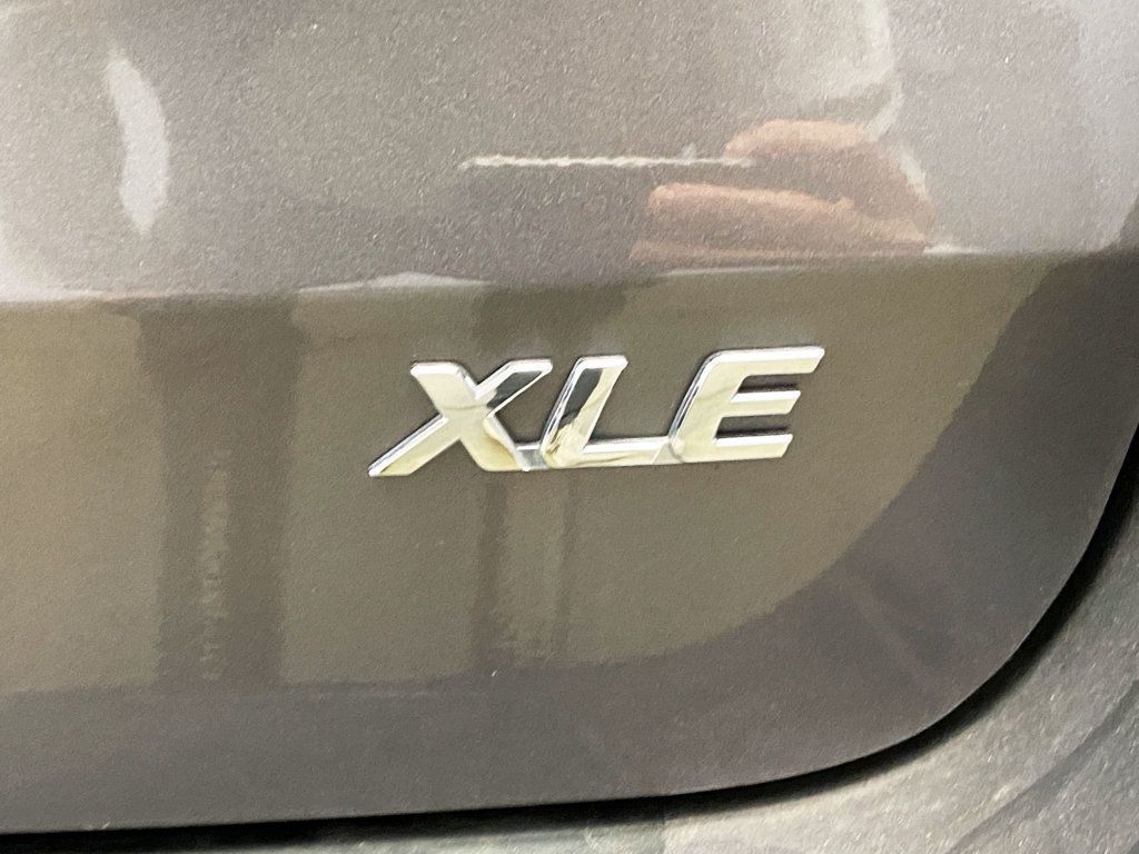 2015 Toyota Sienna 5dr 8-Passenger Van XLE FWD - 22952776 - 16