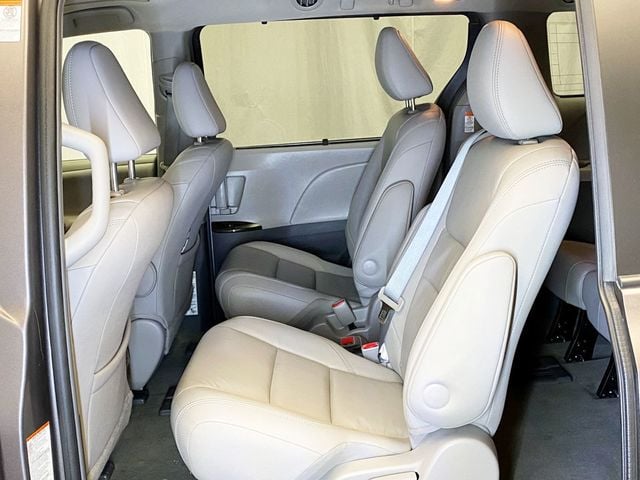 2015 Toyota Sienna 5dr 8-Passenger Van XLE FWD - 22952776 - 19