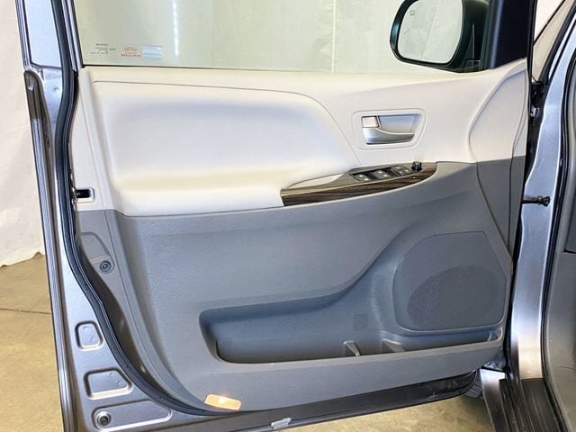 2015 Toyota Sienna 5dr 8-Passenger Van XLE FWD - 22952776 - 25