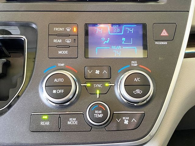2015 Toyota Sienna 5dr 8-Passenger Van XLE FWD - 22952776 - 32