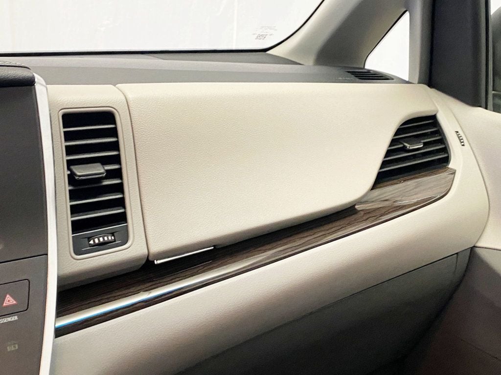 2015 Toyota Sienna 5dr 8-Passenger Van XLE FWD - 22952776 - 39