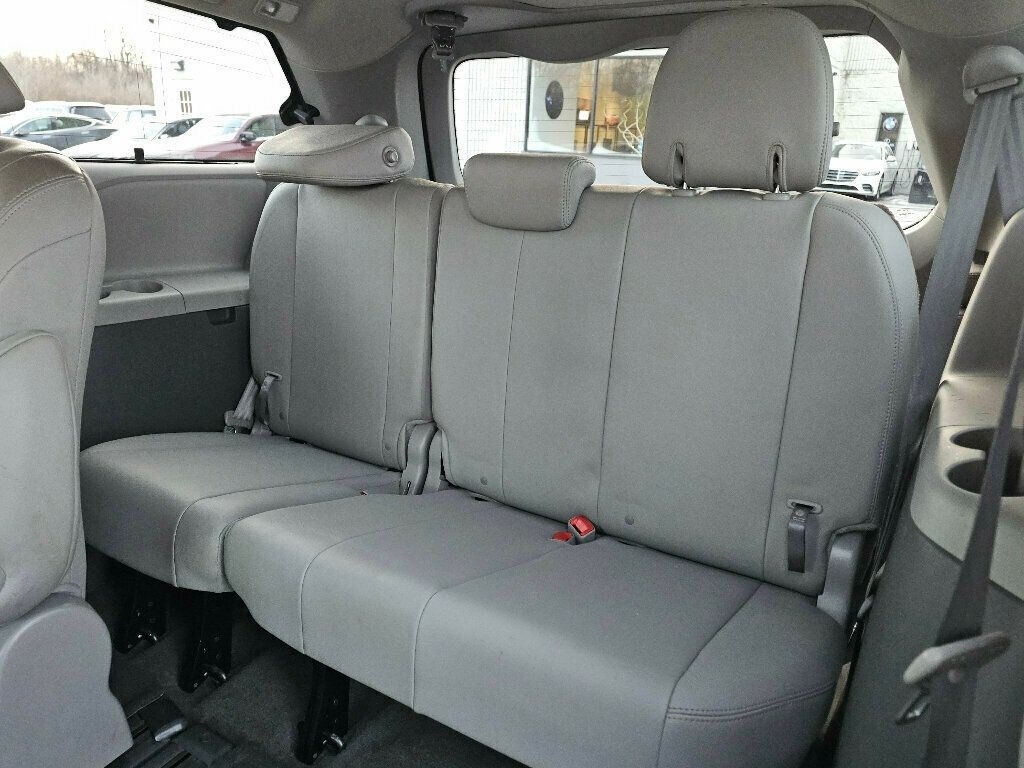 2015 Toyota Sienna 5dr 8-Passenger Van XLE FWD - 22971774 - 18