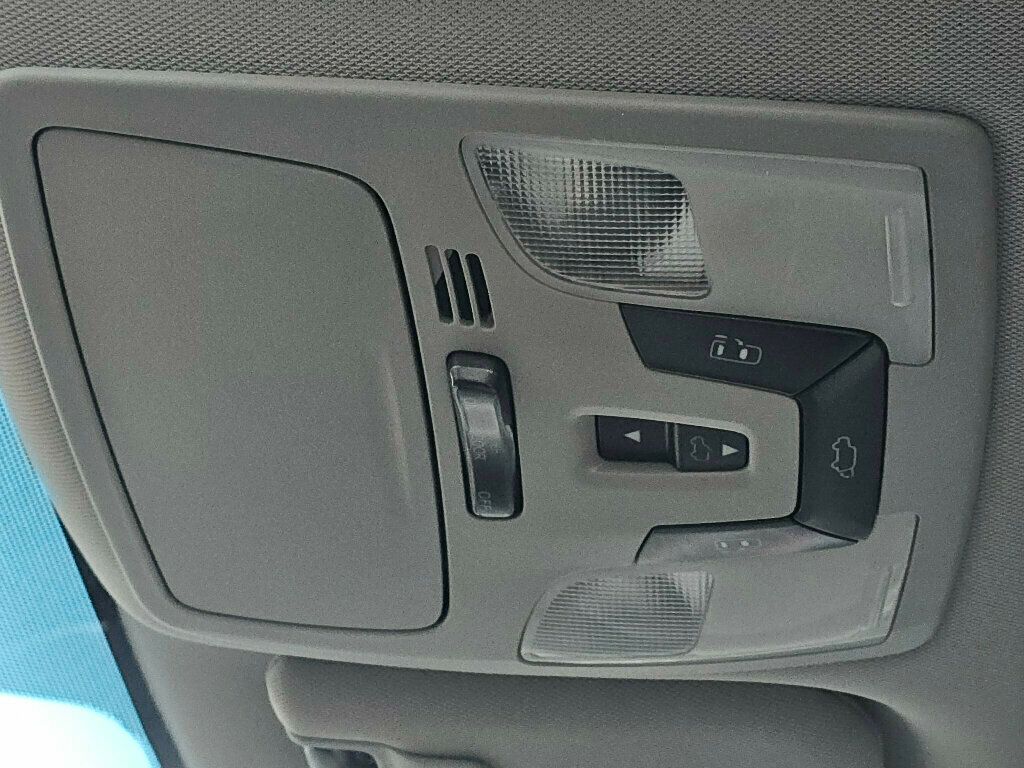 2015 Toyota Sienna 5dr 8-Passenger Van XLE FWD - 22971774 - 28