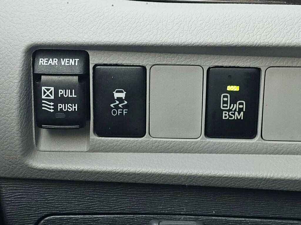 2015 Toyota Sienna 5dr 8-Passenger Van XLE FWD - 22971774 - 32