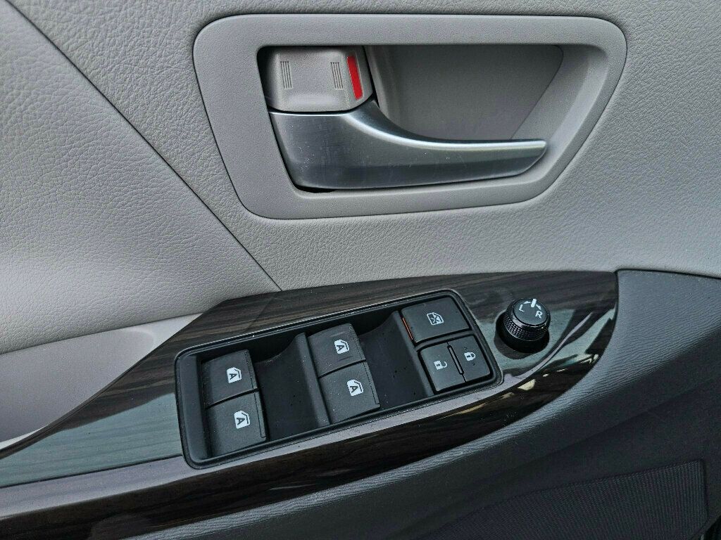 2015 Toyota Sienna 5dr 8-Passenger Van XLE FWD - 22971774 - 34