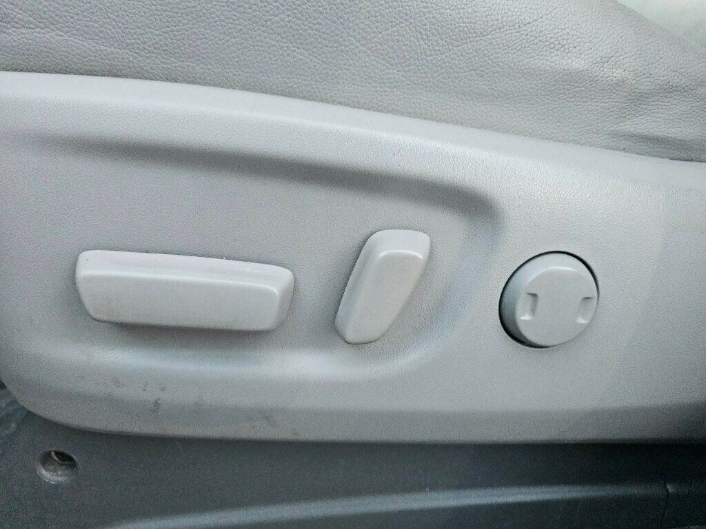 2015 Toyota Sienna 5dr 8-Passenger Van XLE FWD - 22971774 - 35