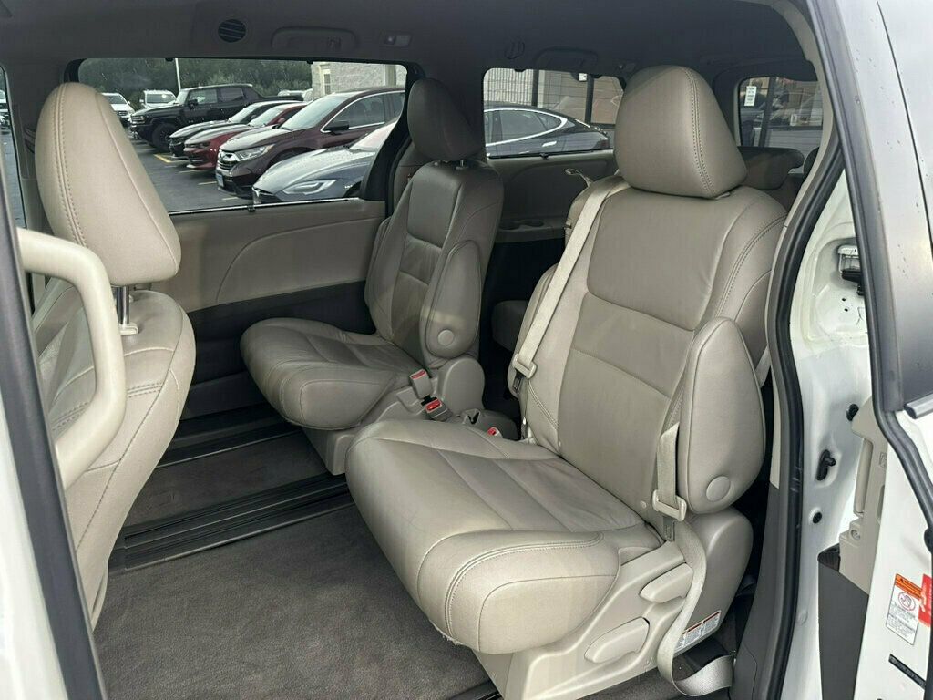 2015 Toyota Sienna 5dr 8-Passenger Van XLE FWD - 23066813 - 17