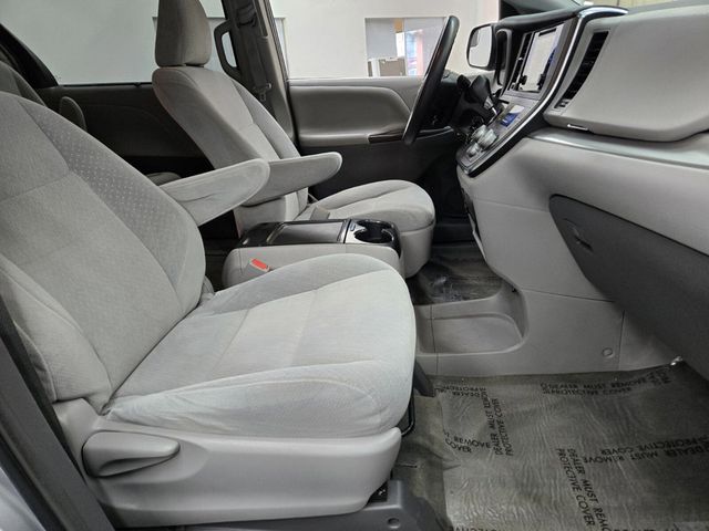 2015 Toyota Sienna LE - 22734458 - 13