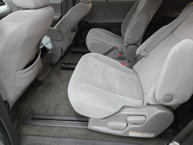 2015 Toyota Sienna LE - 22734458 - 8